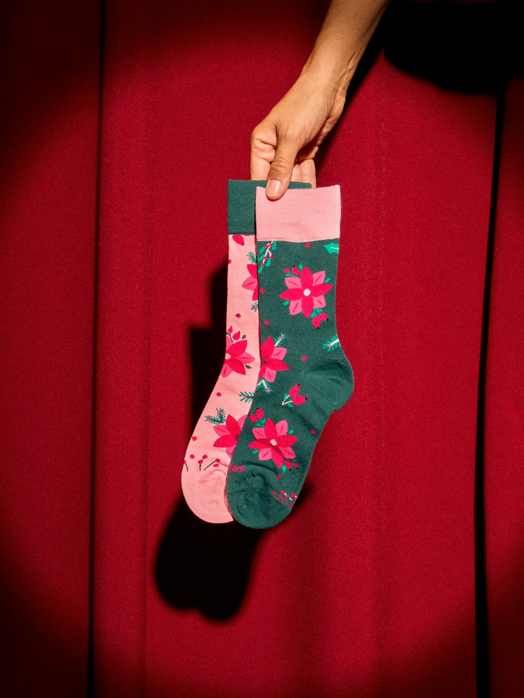 regular-socks-pink-christmas-roses-e2/e2dd4d3f7a477bd1fa898e307bac56ecffc38699